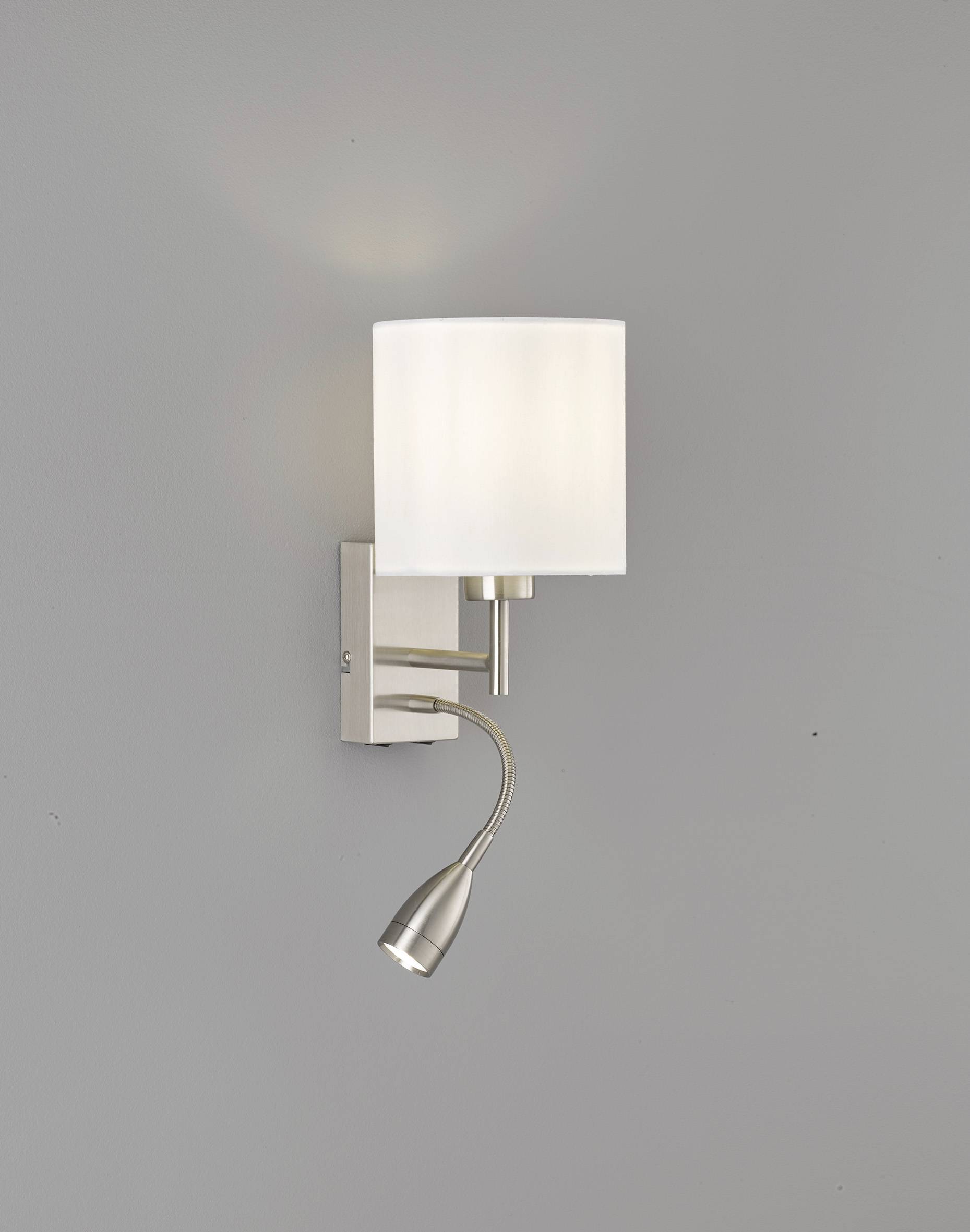 Wandlamp met modern design, bestaande uit een cilindrische, witte lampenkap en een flexibele leeslamp eronder, gemonteerd aan een grijze muur.