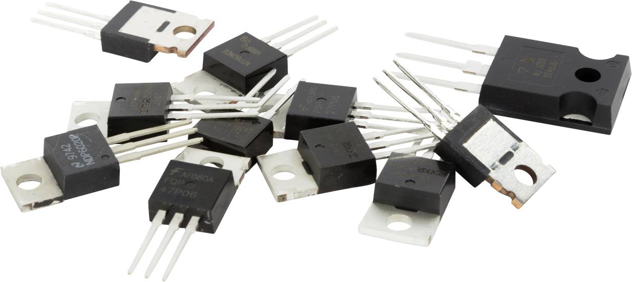 Een groep zwarte prestatiesdiodes en transistors met zilveren pinnen ligt verspreid op een wit oppervlak.