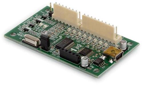 Elektronische printplaat met meerdere componenten zoals aansluitingen, chips en weerstanden. Links een USB-C-poort.