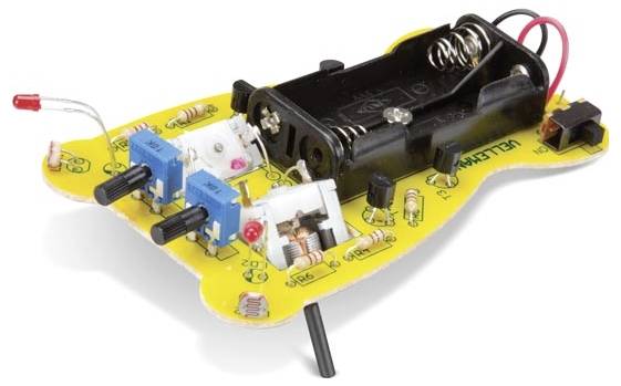 Een elektronische schakeling met LED, weerstanden en batterijhouder op een gele printplaat. Ontworpen voor eenvoudige elektronische experimenten.