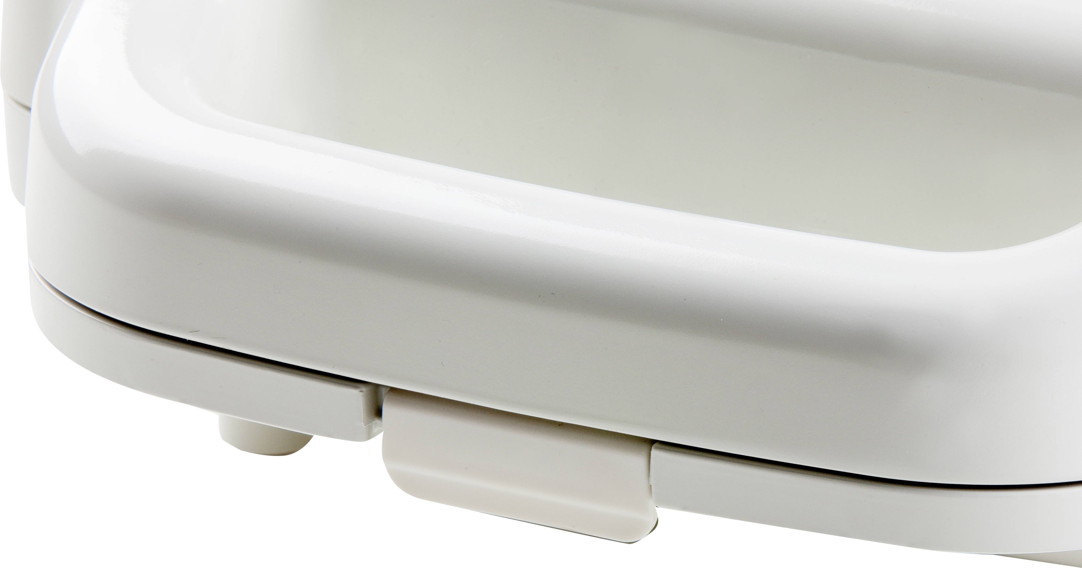 Een wit kunststof tosti-apparaat in detail, waarbij de rand en scharnieren zichtbaar zijn.