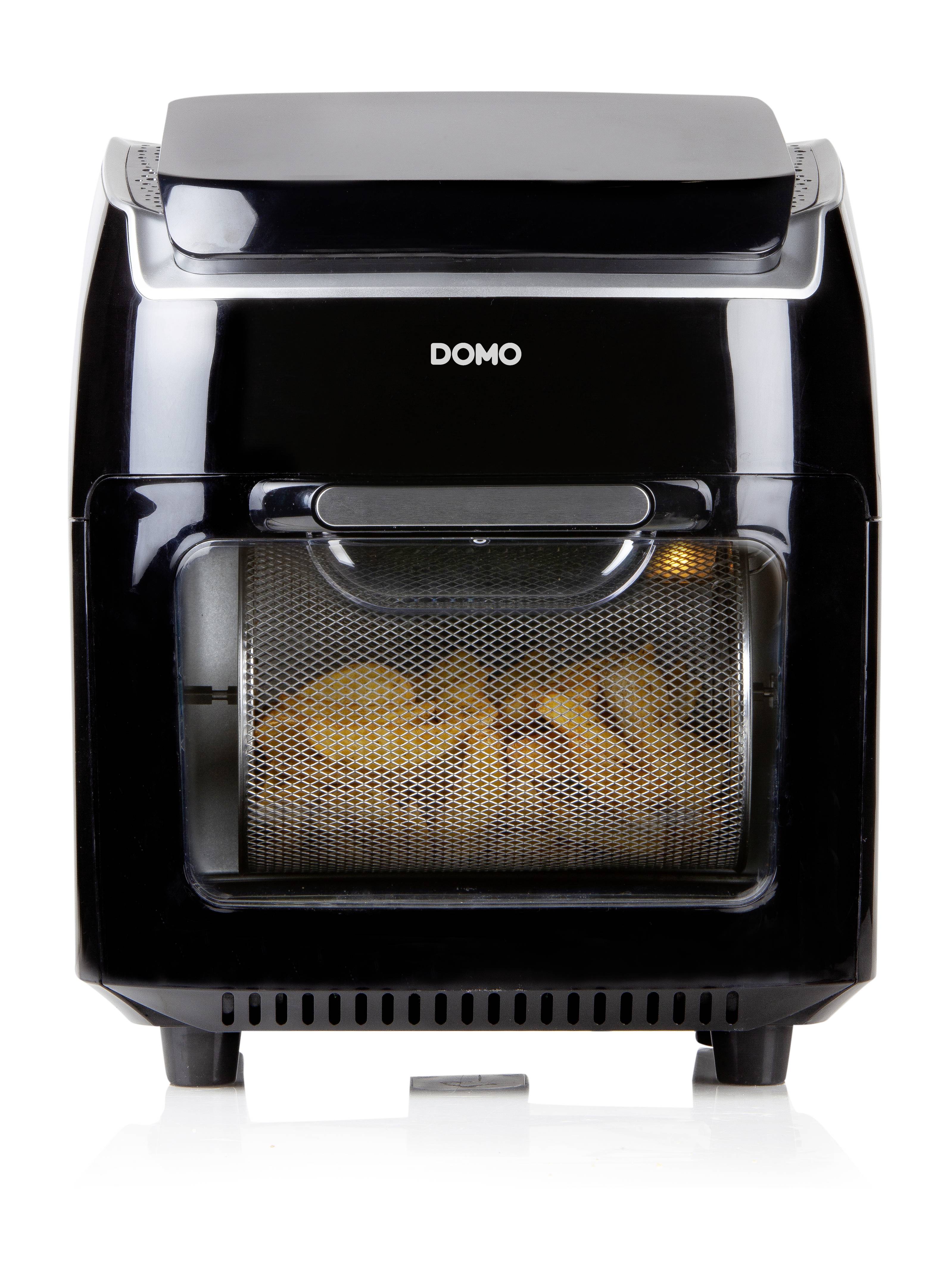 Een zwarte, vierkante airfryer met het opschrift 'DOMO' in het bovenste gedeelte. Door het voorste raam zijn frietjes zichtbaar.