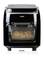 Een zwarte, vierkante airfryer met het opschrift 'DOMO' in het bovenste gedeelte. Door het voorste raam zijn frietjes zichtbaar.