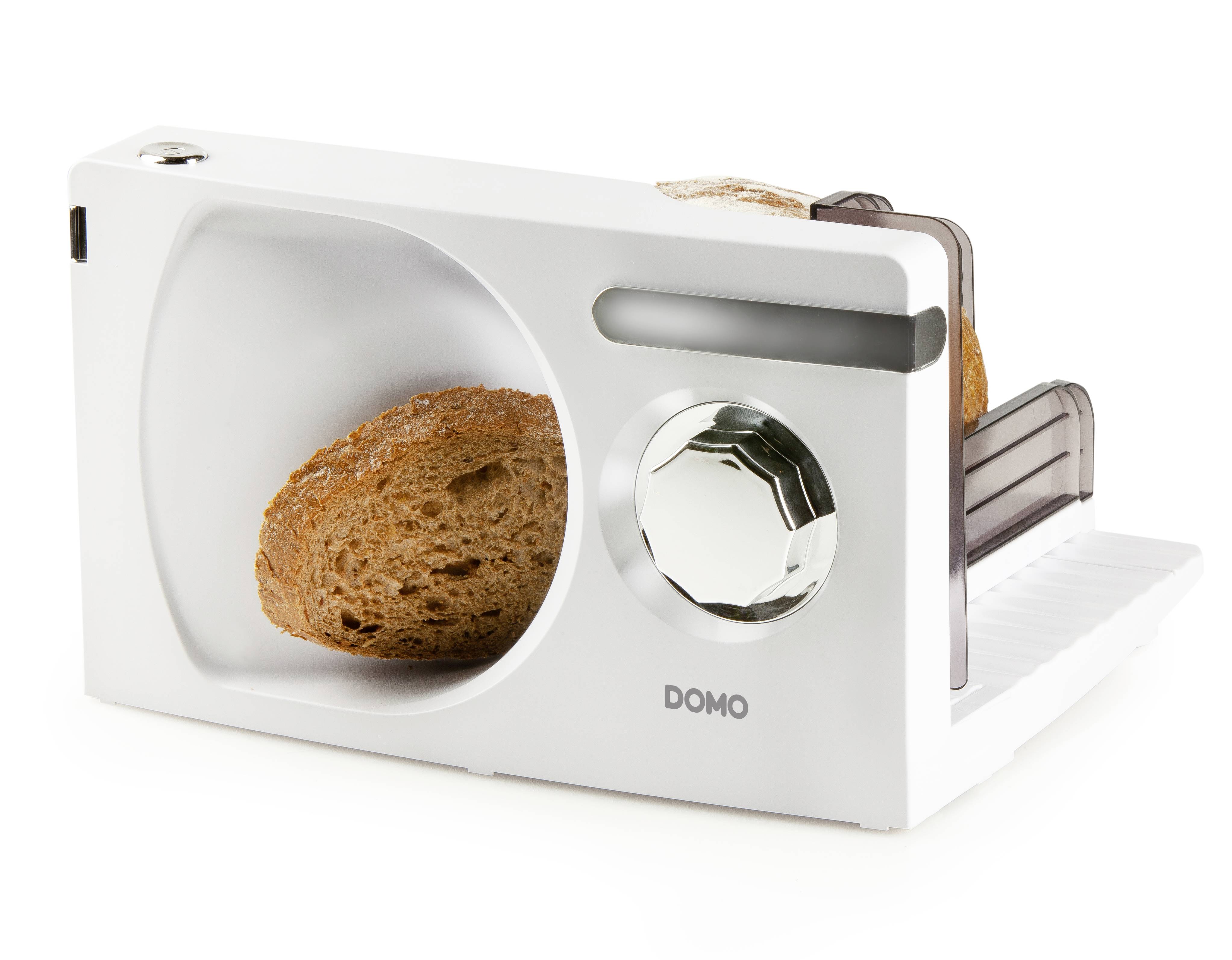 Een kleine allessnijder met een bruine brood, gedeeltelijk binnenin de snijder.