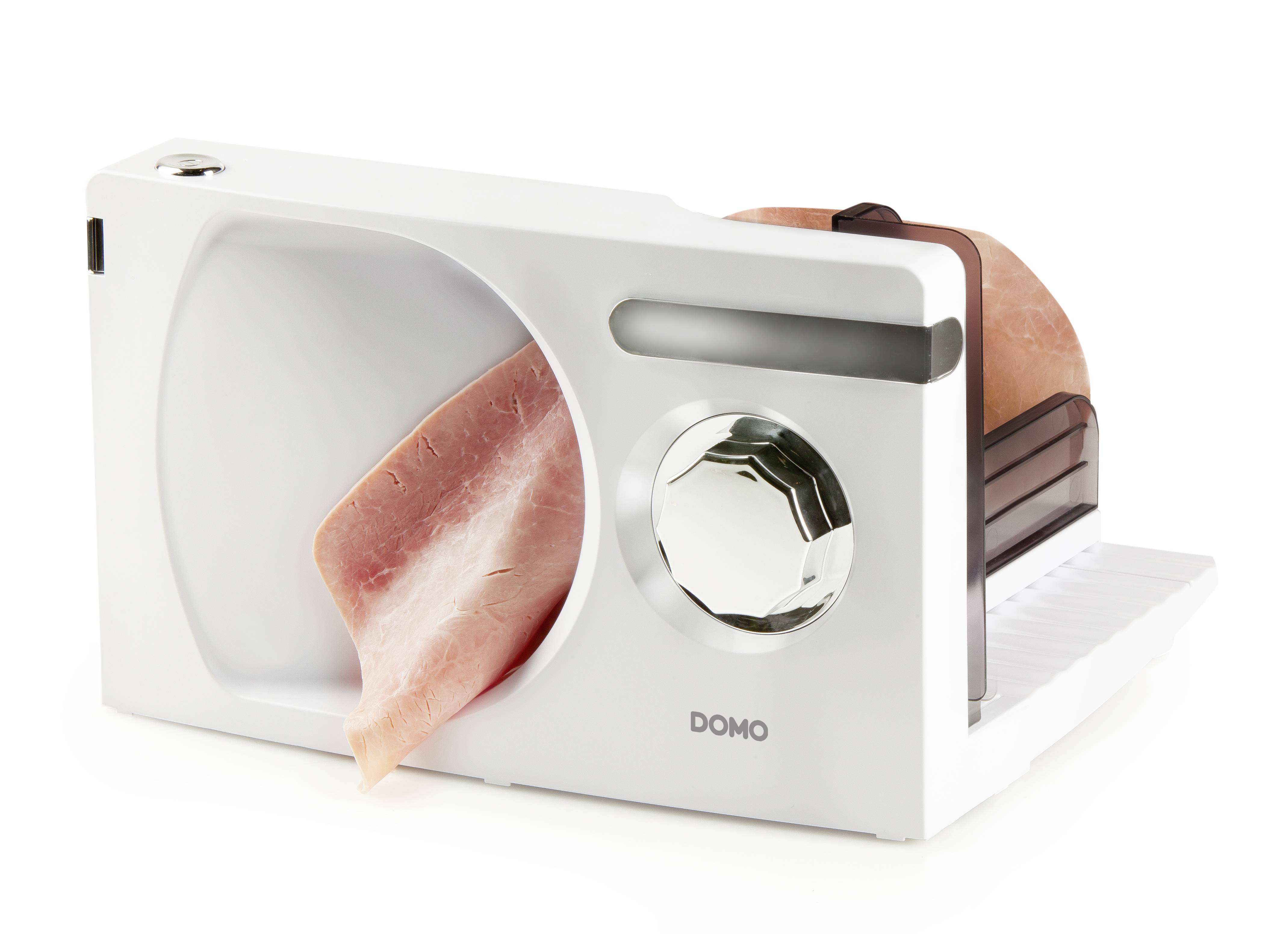 Een witte elektrische snijmachine met een plak ham die wordt gesneden.