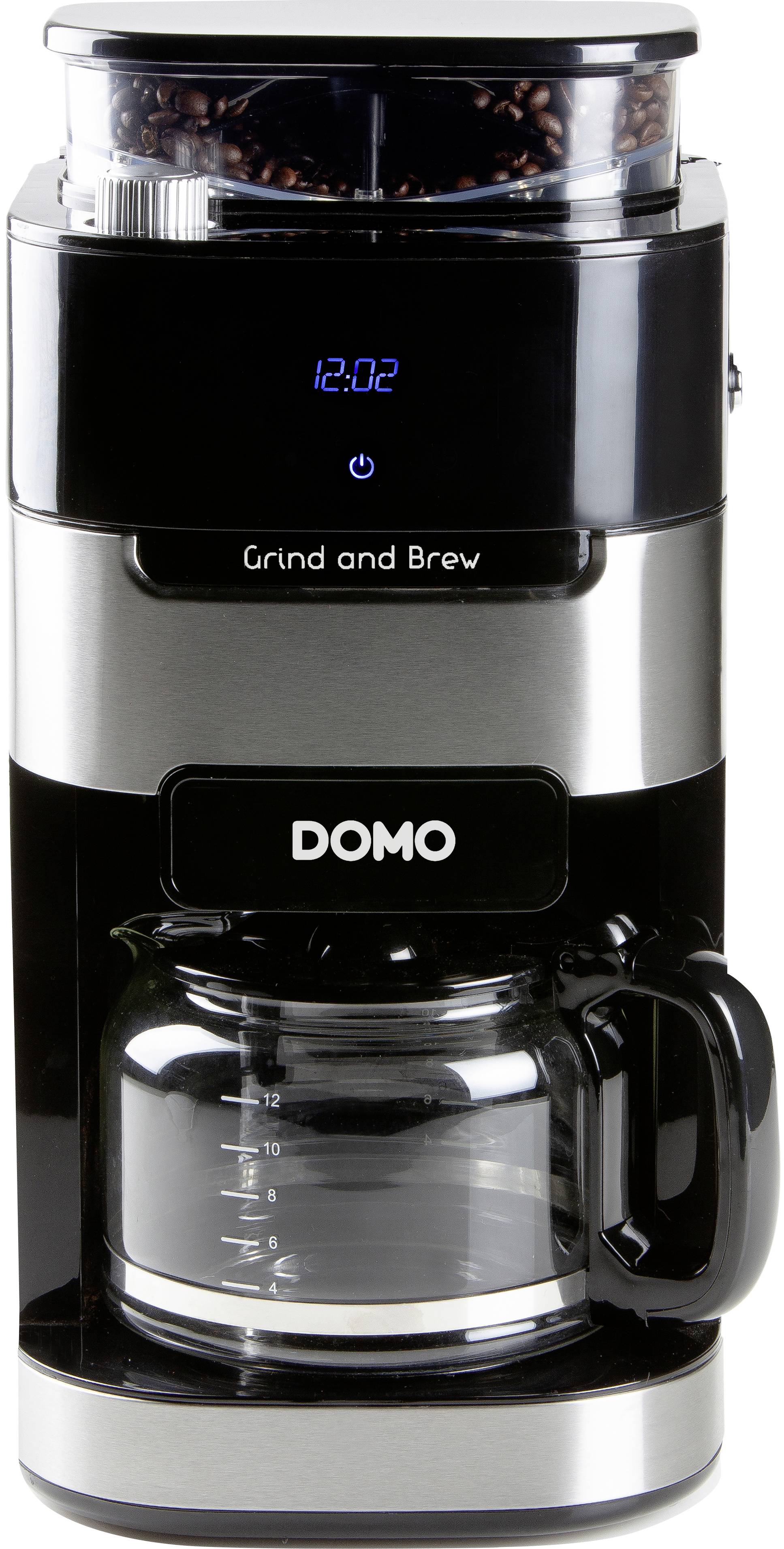 Een koffiemachine met geïntegreerde koffiemolen. Bovenaan zijn koffeebonen zichtbaar, het display toont '12:02'. Merk: DOMO.