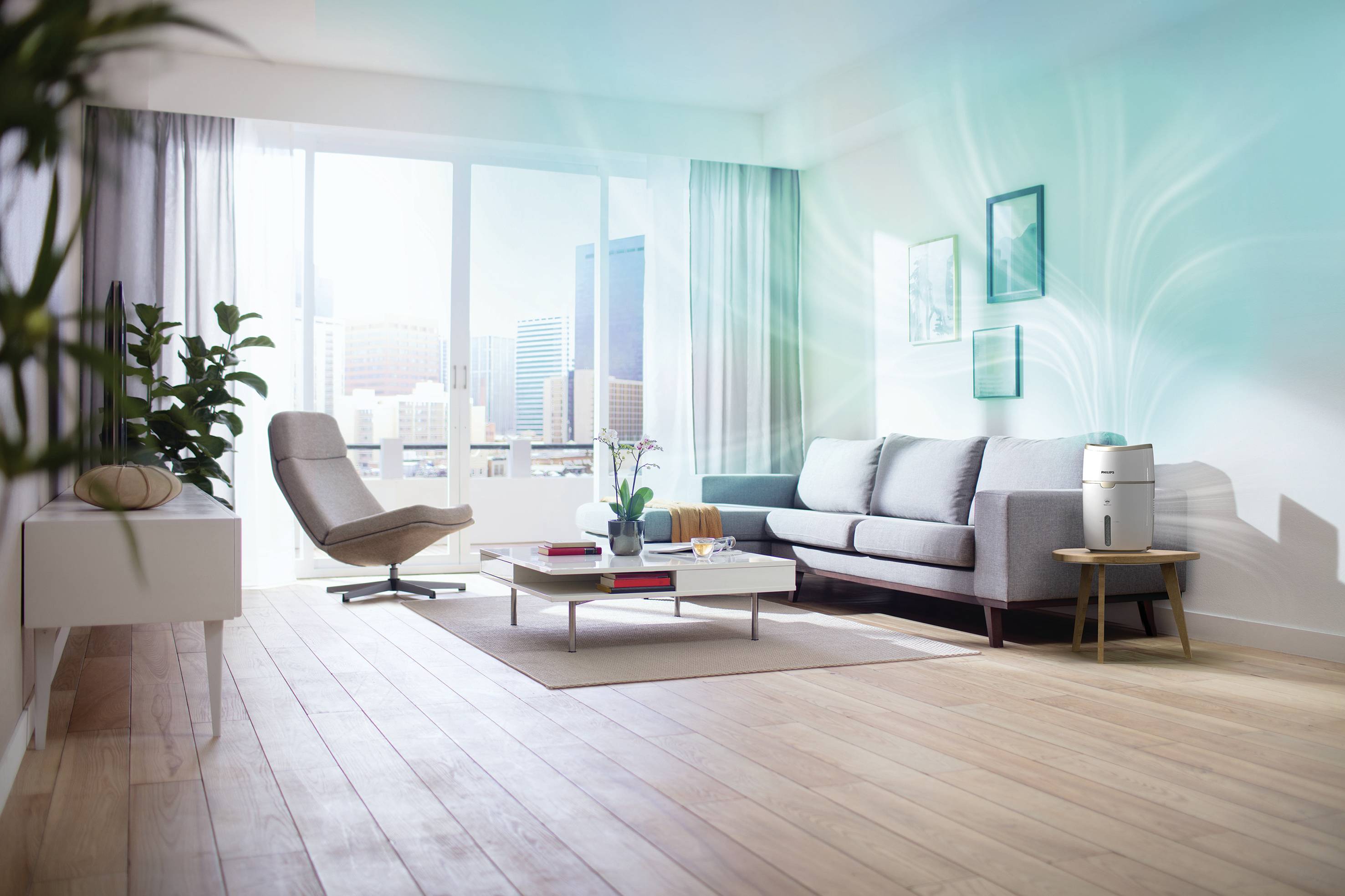 Een modern woonkamer met een luchtreiniger op een tafel. Zonlicht stroomt door grote ramen, met een stadsaanzicht op de achtergrond.