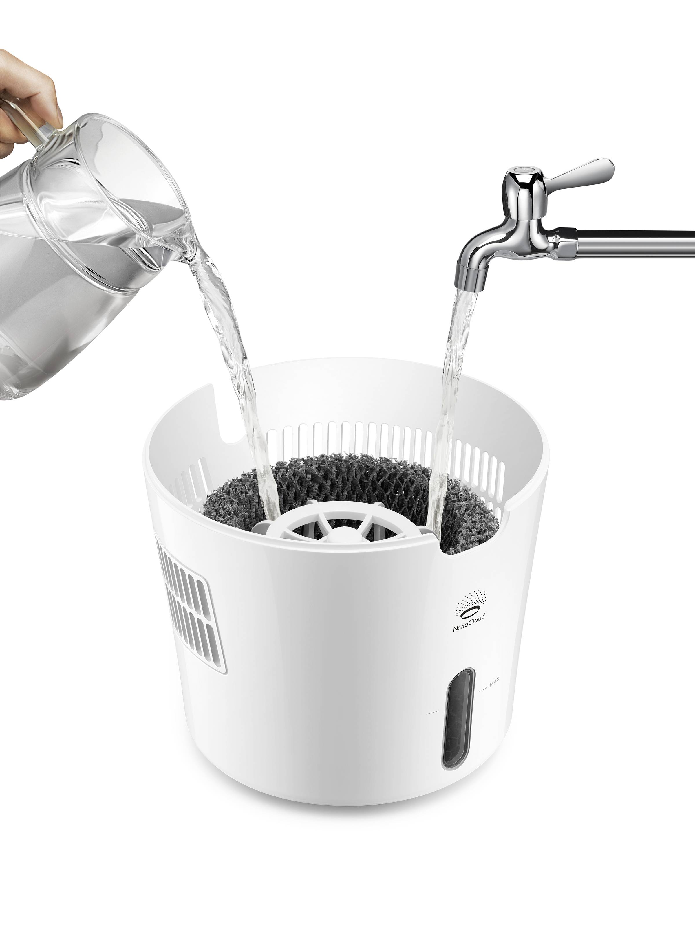 Een container wordt gelijktijdig gevuld met water uit een kraan en een kan. De container heeft een gesloten filtersysteem.
