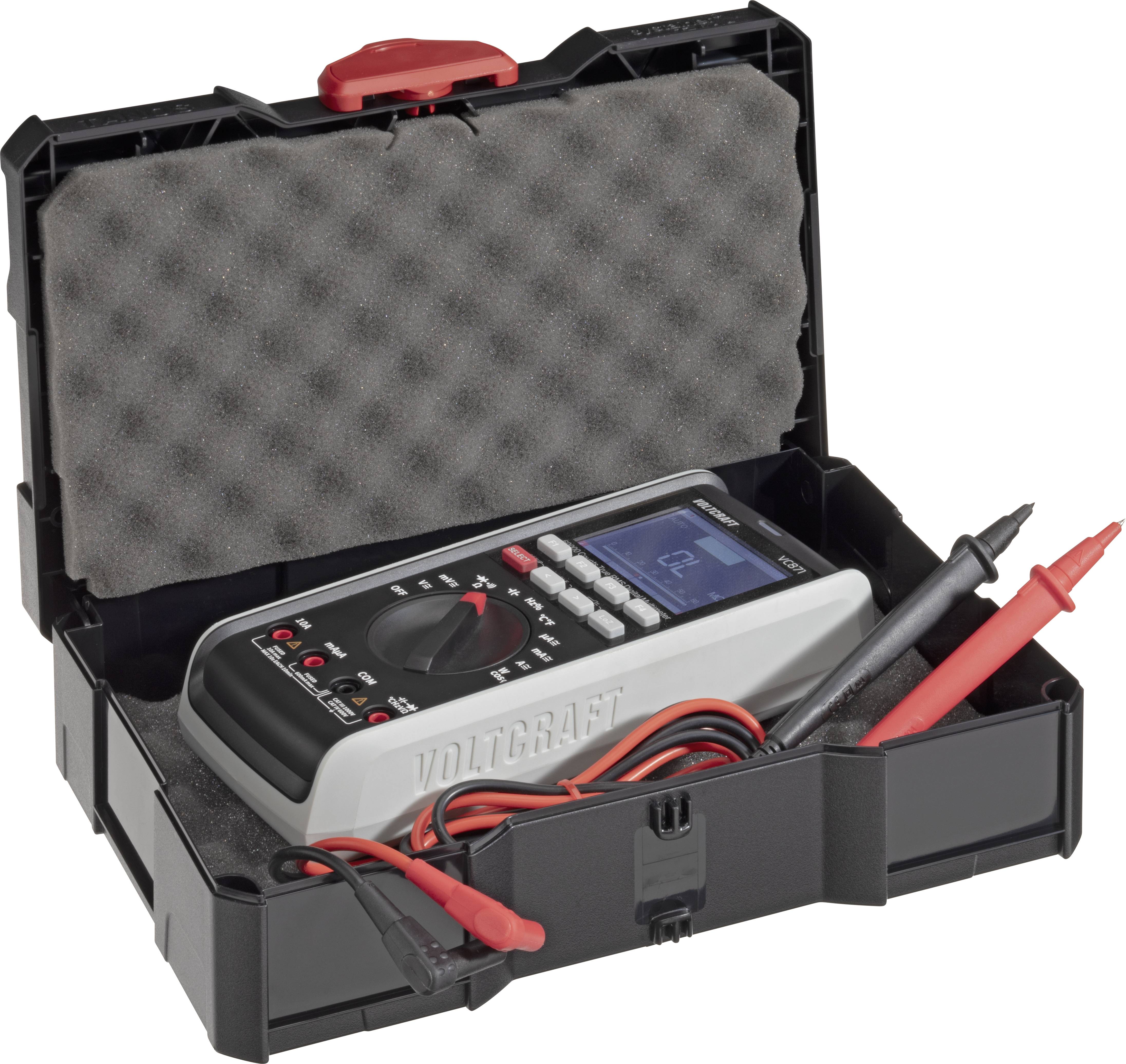 Een digitale multimeter in een zwarte koffer, geopend. Het heeft rode en zwarte meetkabels en een display voor het weergeven van meetwaarden.