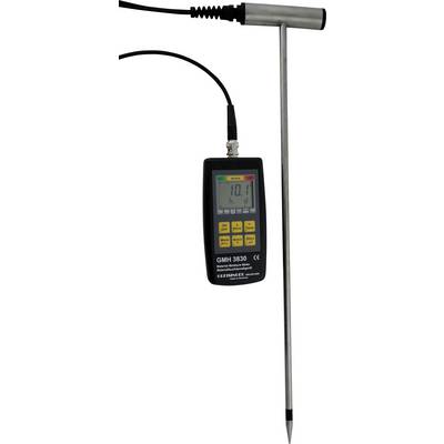 Handmeettoestel met een lange metalen sonde en digitaal display, toont vochtmetingen. Verbonden met een kabel.