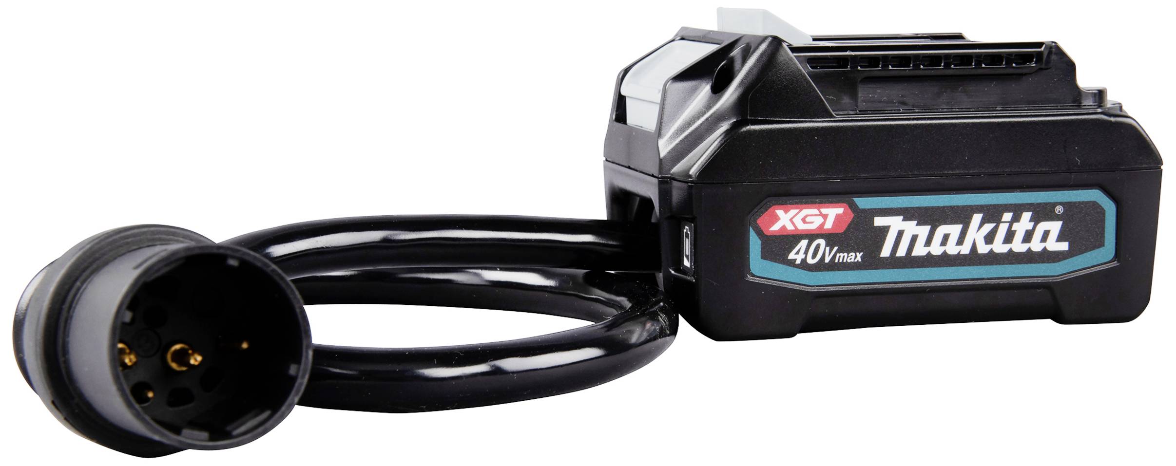 Een zwarte adapter met de opdruk 'Makita' en 'XGT 40Vmax' verbindt een elektrisch apparaat via een kabel.