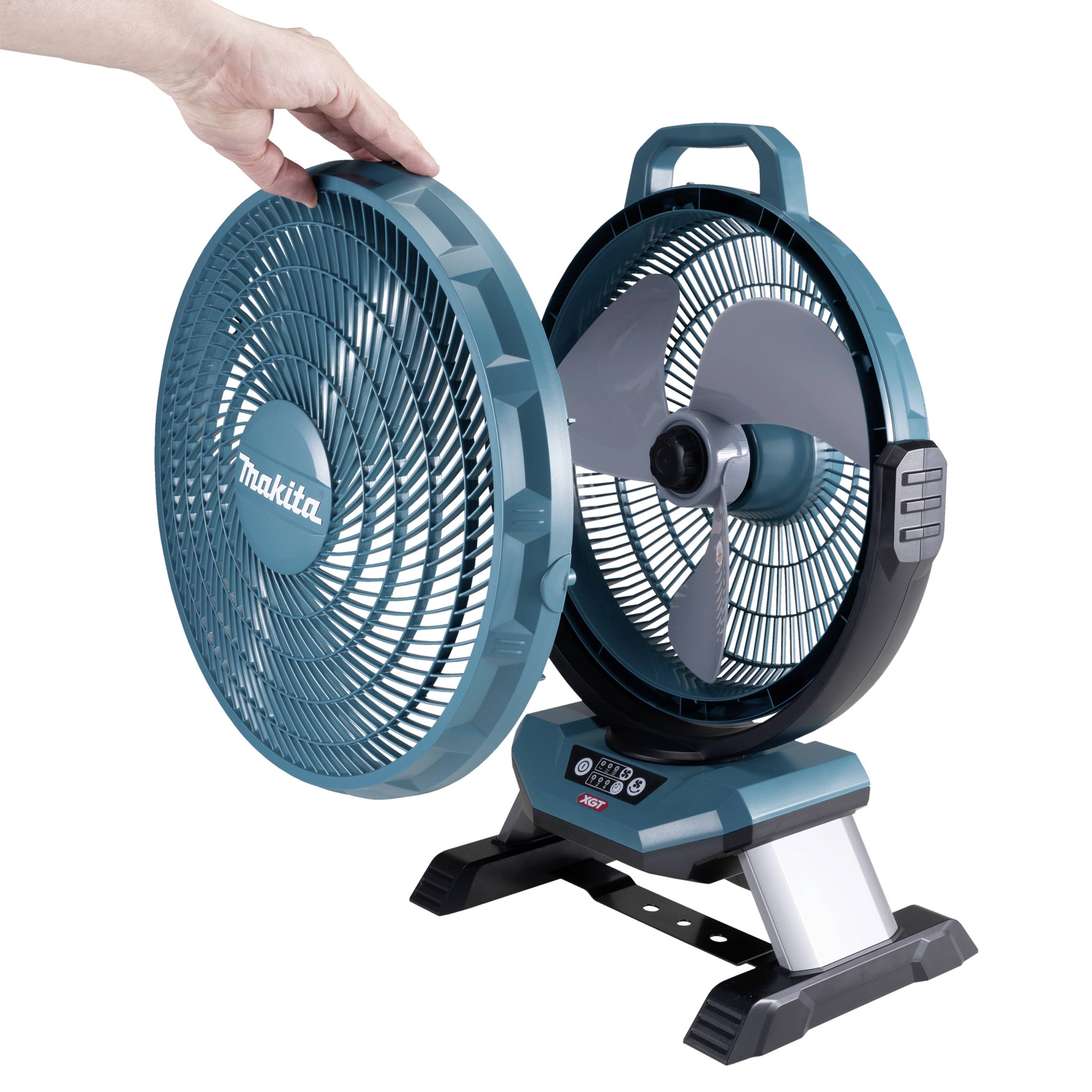 Een staande elektrische ventilator met een blauw rooster wordt geopend om de rotorbladen te tonen. Een hand houdt het rooster vast.