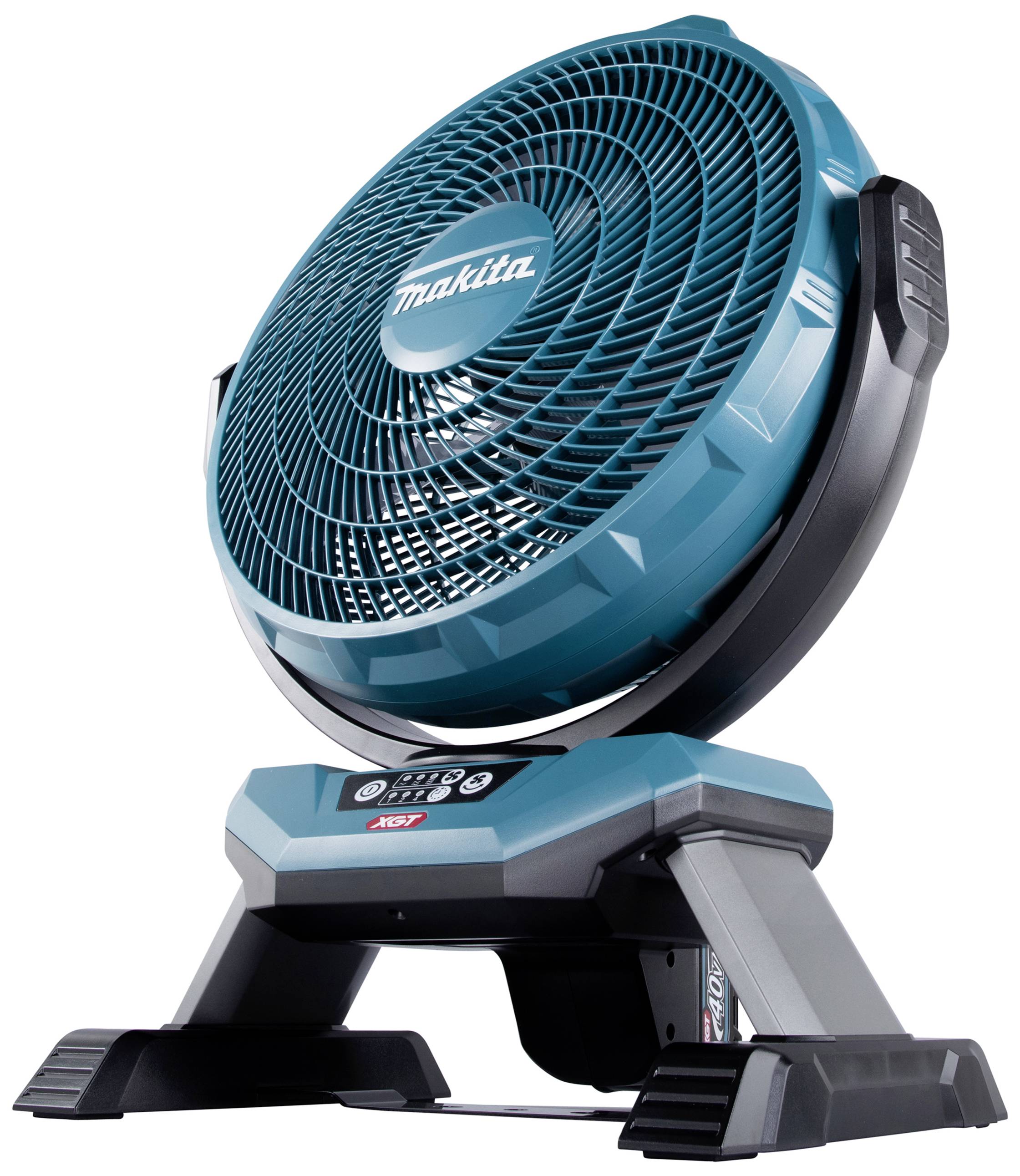 Een blauwe, op batterij werkende statiefventilator van het merk 'Makita', met een stabiele voet en bedieningselementen aan de voorkant.