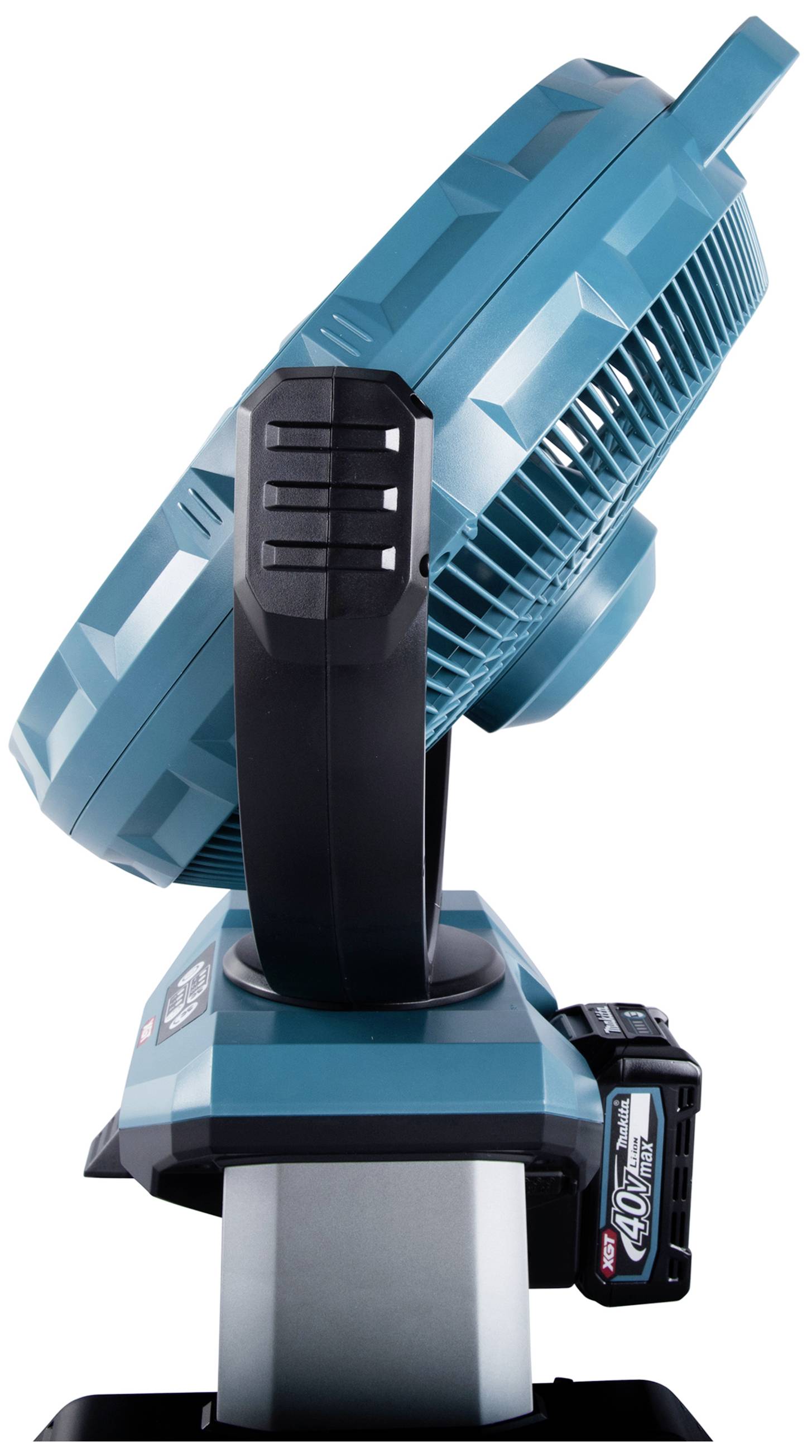 Een draagbare ventilator in zijaanzicht, op batterijen, blauw met zwarte handgreep, gemonteerd op een stevige standaard.