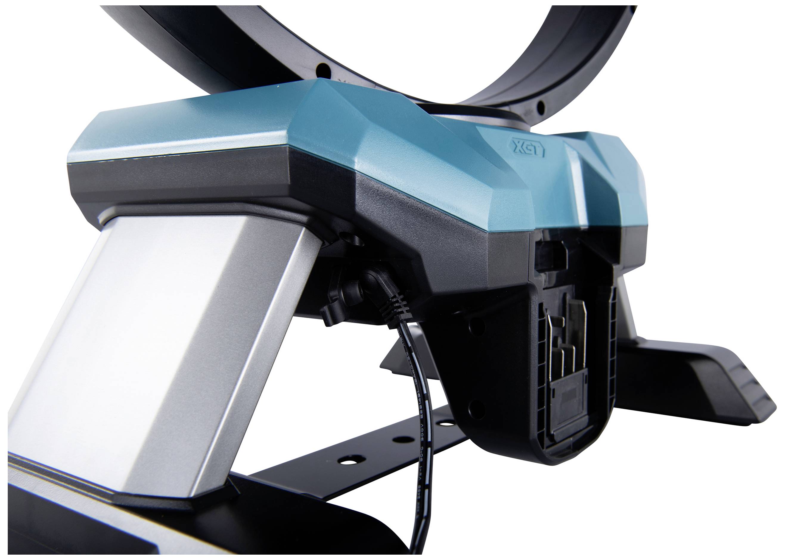 Een moderne, turquoise en zwarte ventilator met een stabiele voet, geschikt voor industrieel gebruik.