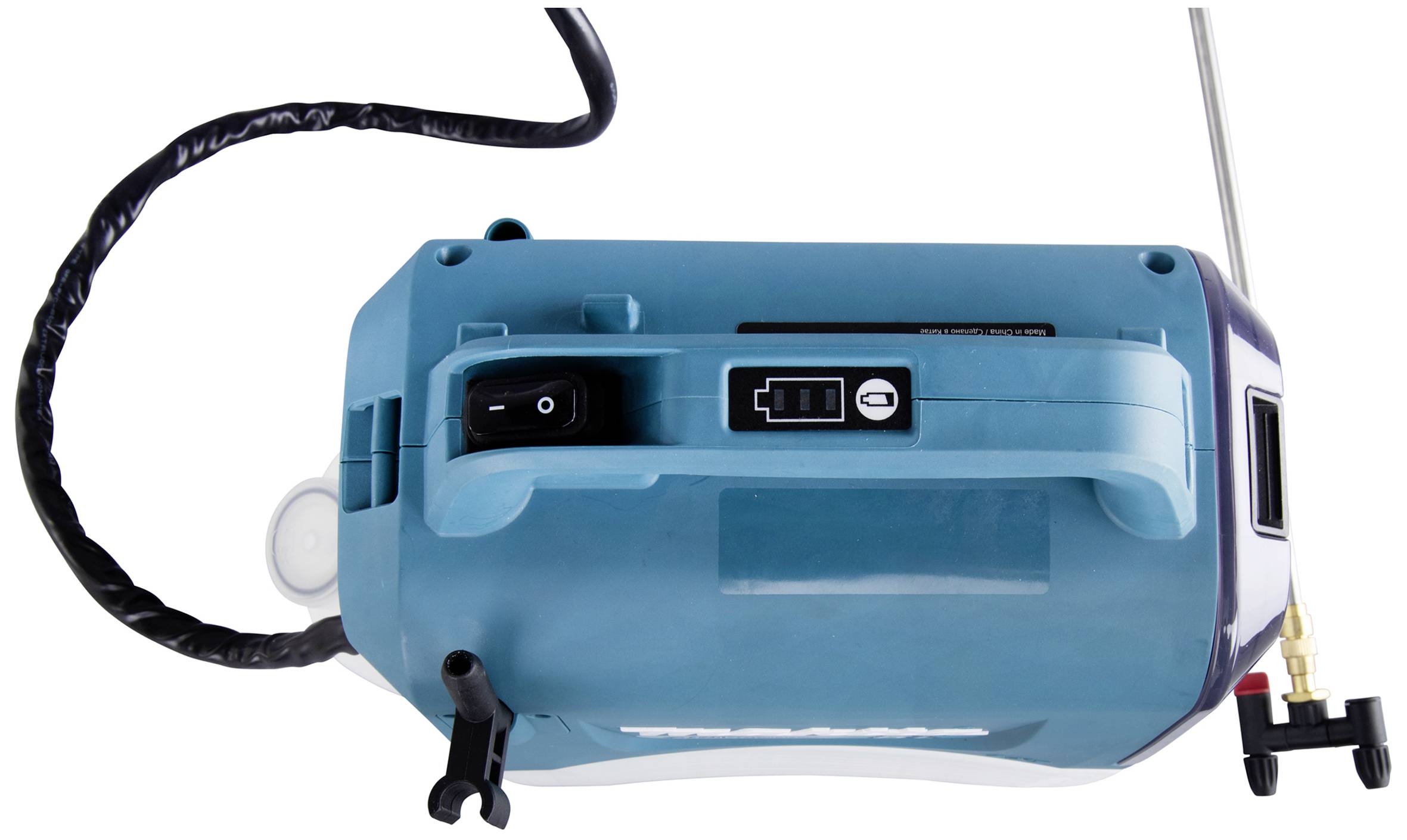 Elektrische hogedrukreinigingspomp in blauw met zwarte stroomschakelaar, rode kraan en metalen spuitlans; bovenaanzicht.