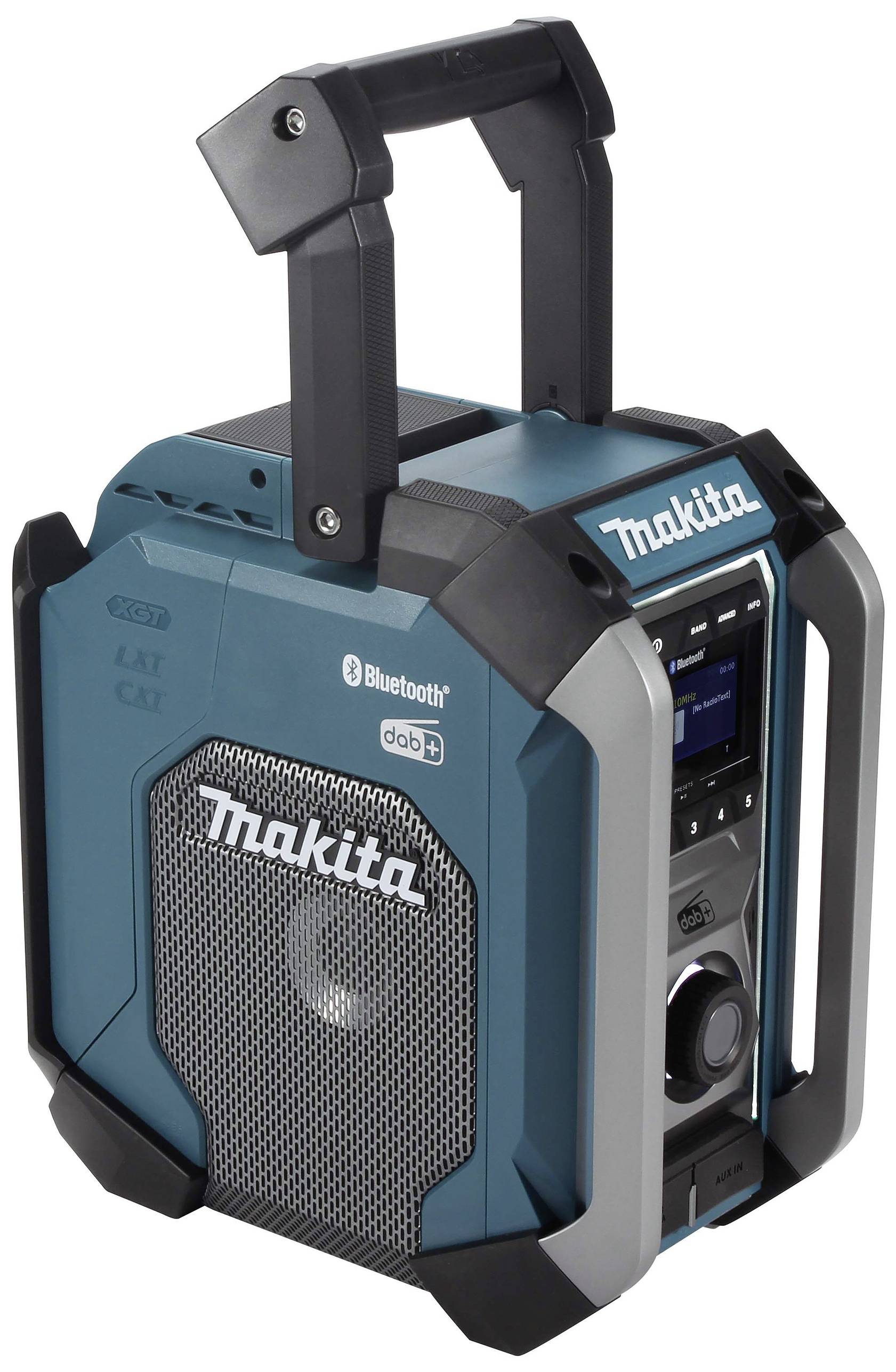 Een draagbare, blauw-zwarte Makita-radio met Bluetooth en DAB-logo, robuust ontwerp voor buitengebruik, inklapbare handgreep.