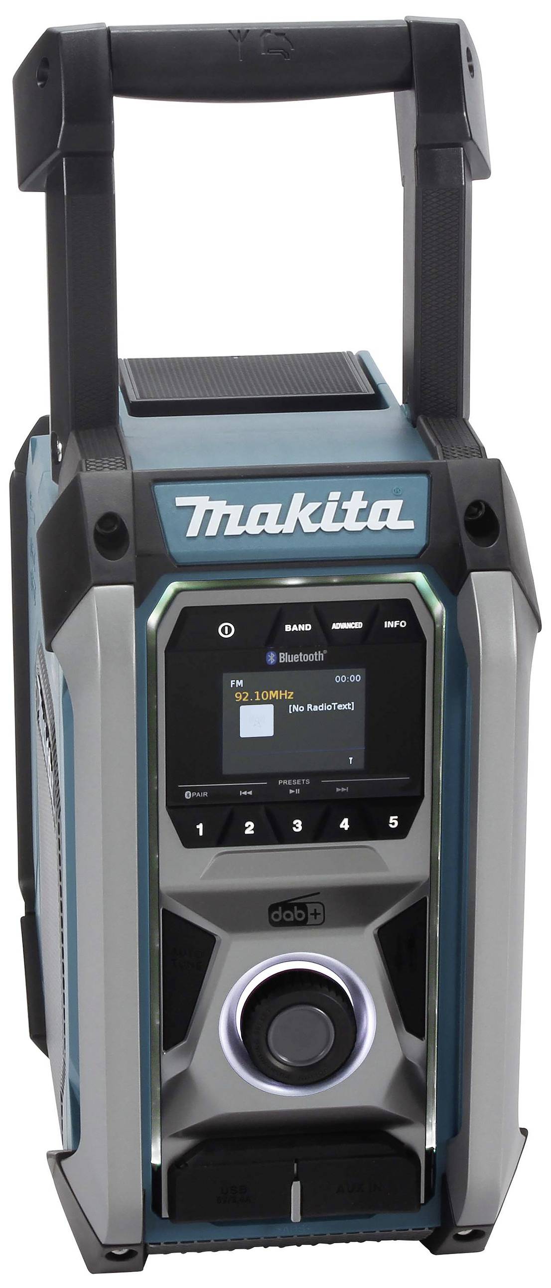 Draagbare bouwplaatsradio van Makita in robuuste constructie, met digitaal display, knoppen voor zenderafstemming en merklogo bovenaan.