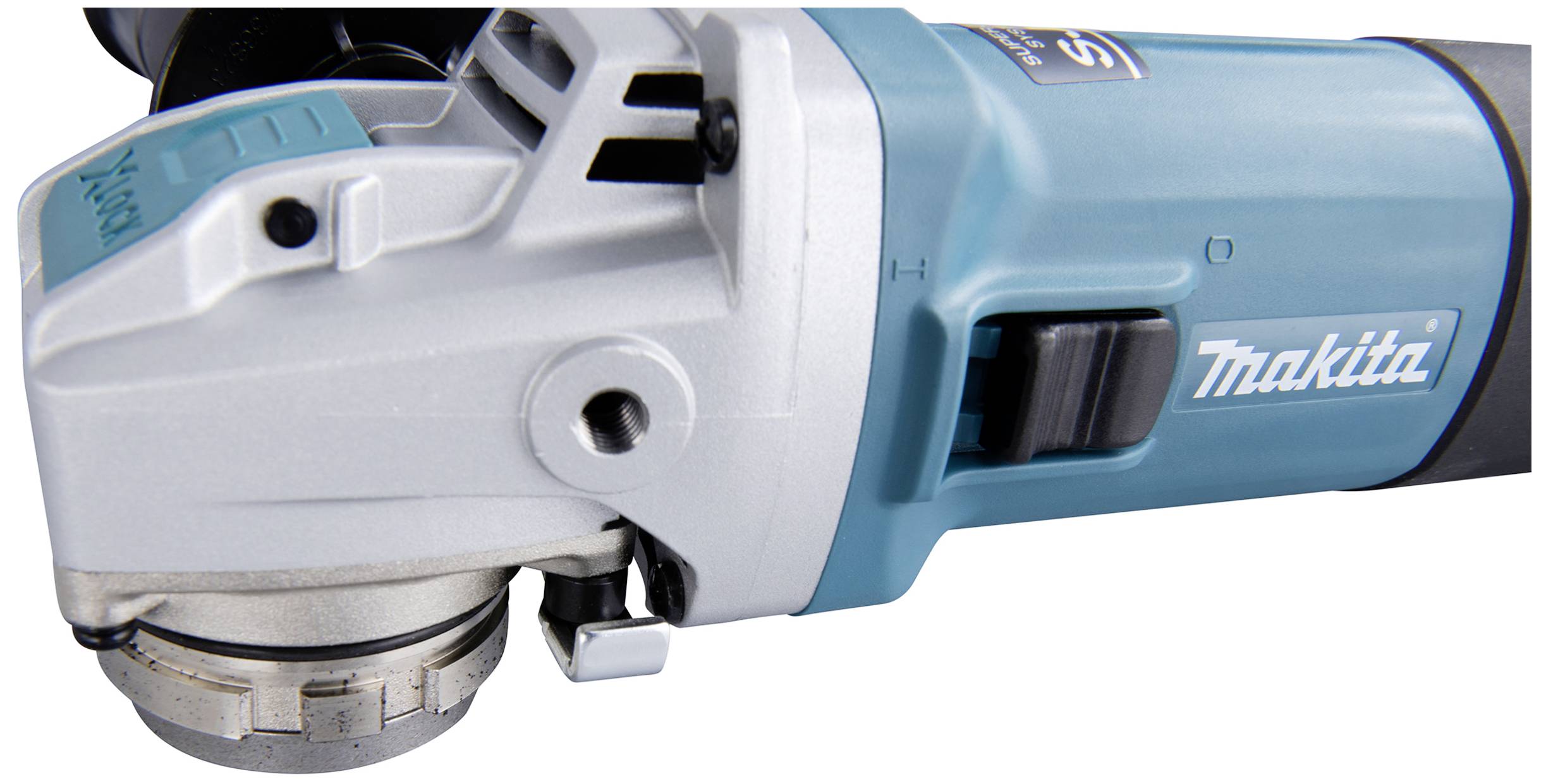 Een blauwe Makita-haaks slijper, close-up van het apparaat met zijhandgreep en ontgrendelingsschakelaar.