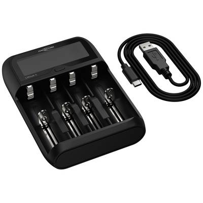 Een zwart oplader met vier AA-batterijen en een USB-kabel ernaast.