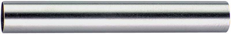 Een glanzende metalen cilinder ligt horizontaal voor een witte achtergrond.