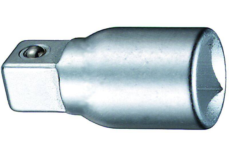 Een zilveren steekdopsleuteladapter die als verbinding fungeert tussen een ratel en een steekdop.