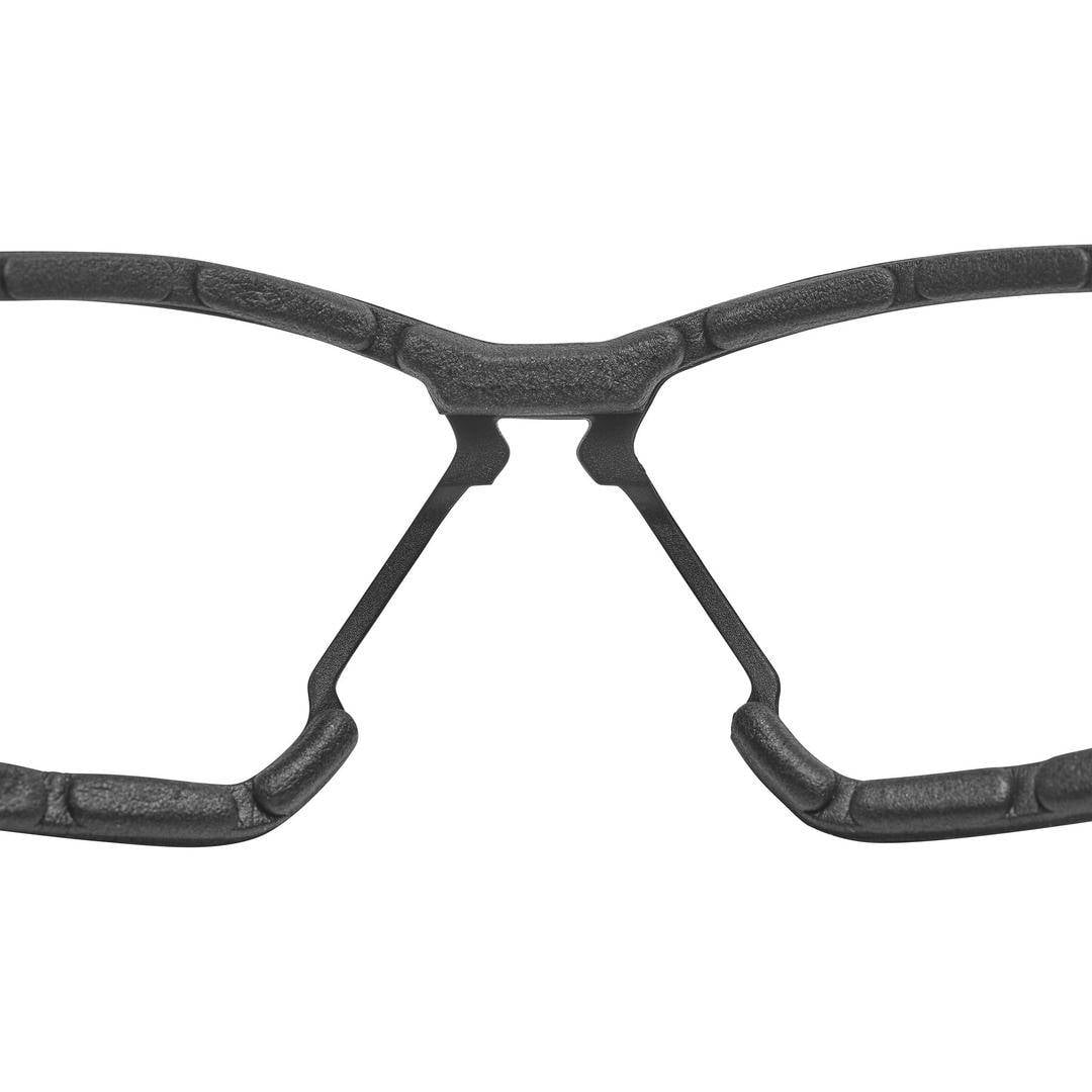 Een zwarte bril met een opvallend, modern design. Het montuur is dik en hoekig, zonder zichtbare glazen.