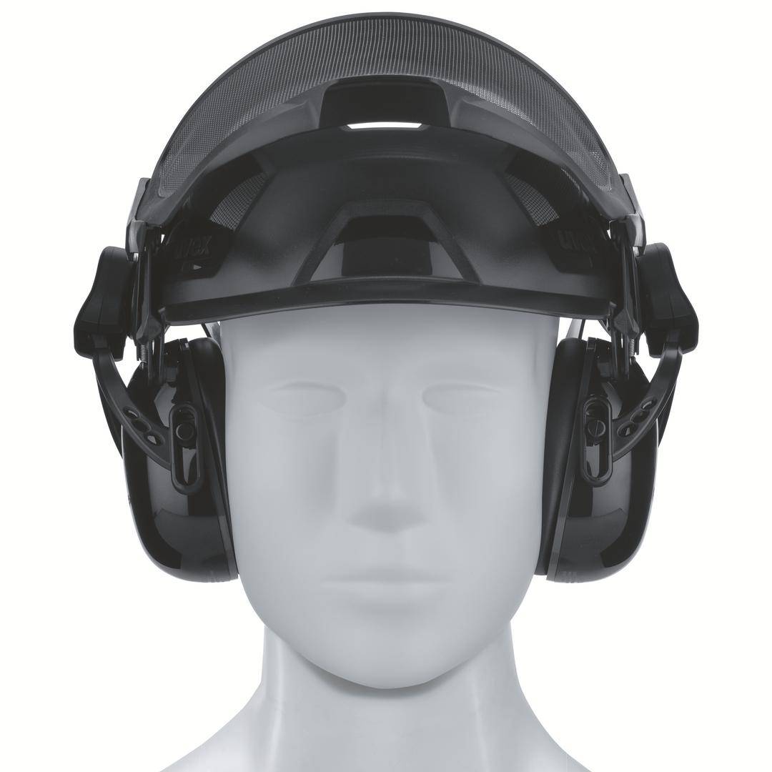 Een wit mannequin draagt een veiligheidshelm met geïntegreerd vizier en gehoorbescherming. De helm is zwart en biedt uitgebreide bescherming.