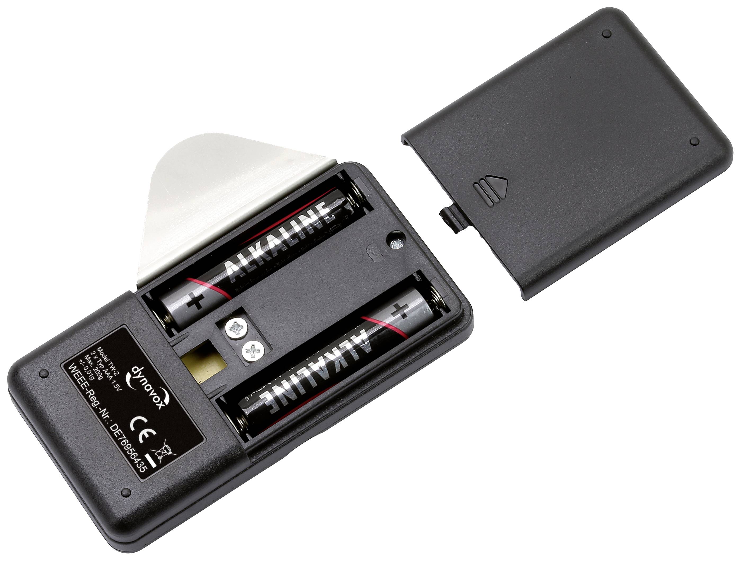Open batterijvak van een zwart-grijze apparaat met twee geplaatste AA-alkalinebatterijen en verwijderde batterijklepje.
