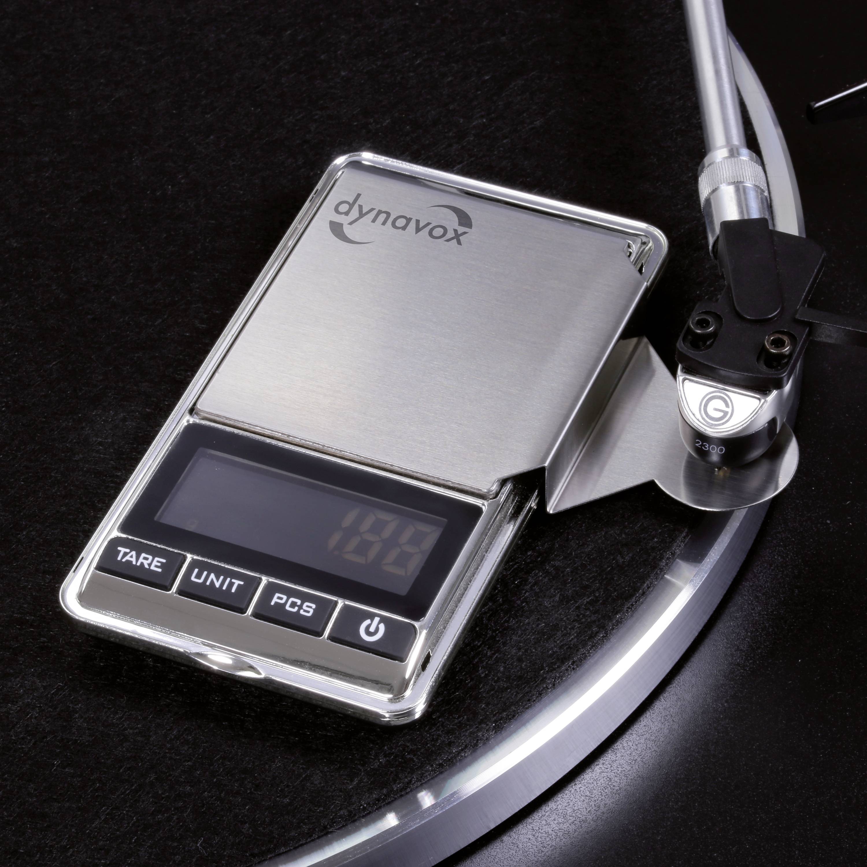 Digitale precisieweegschaal gepositioneerd op de arm van een platenspeler, toont 1,89 gram. Meten van de naalddruk voor grammofoonnaald.