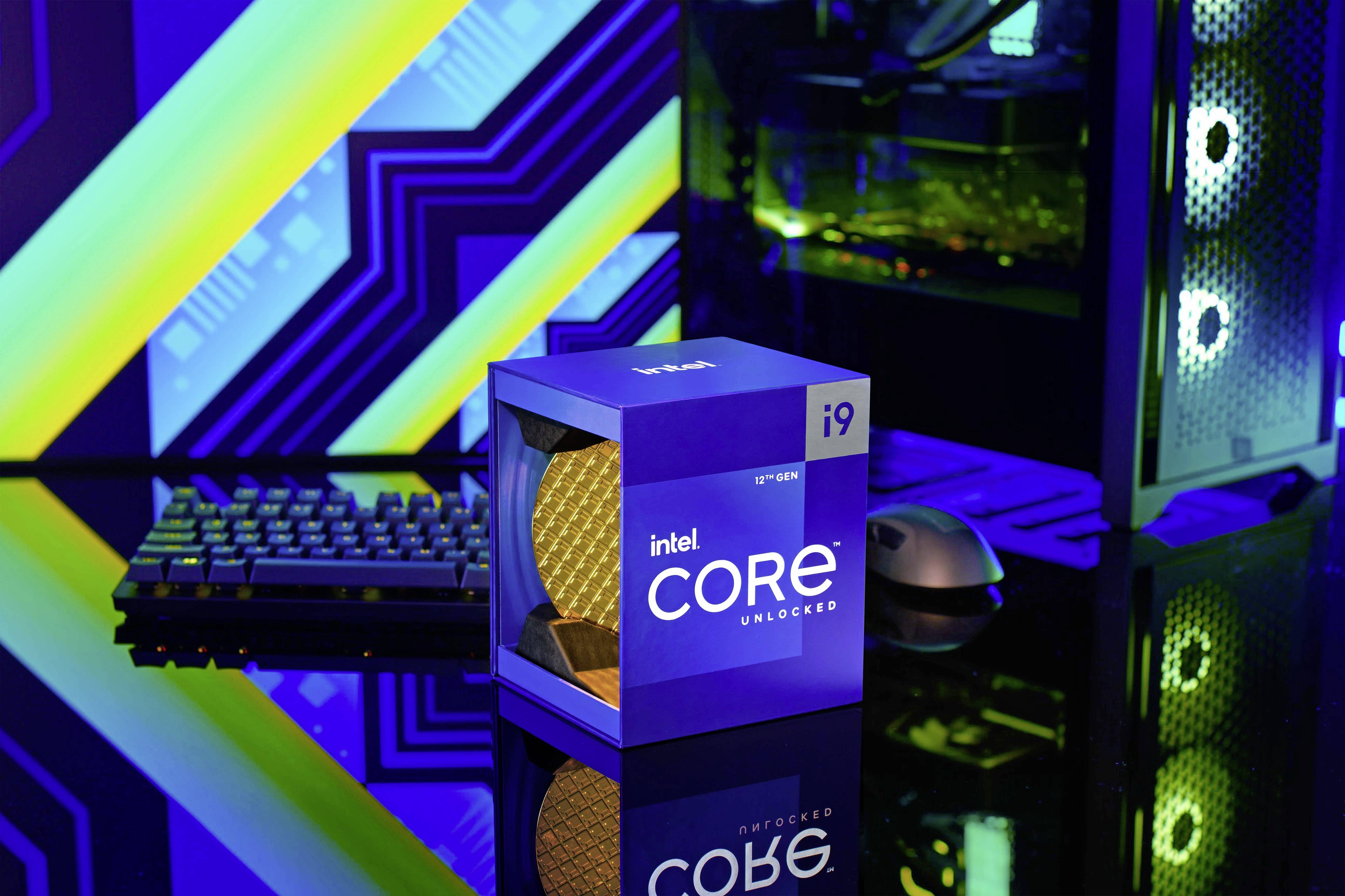 Een blauwe doos met het opschrift 'Intel Core i9' staat op een bureau. Op de achtergrond zijn gekleurde lijnen en een verlichte computer.