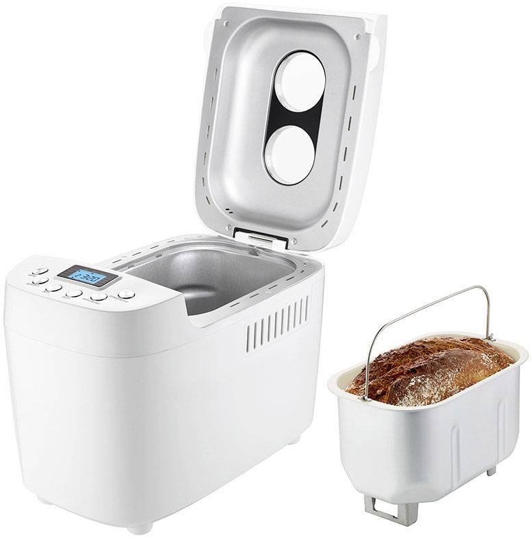 Witte broodbakmachine met geopend deksel en uitneembare bakvorm, waarin een vers gebakken brood ligt.