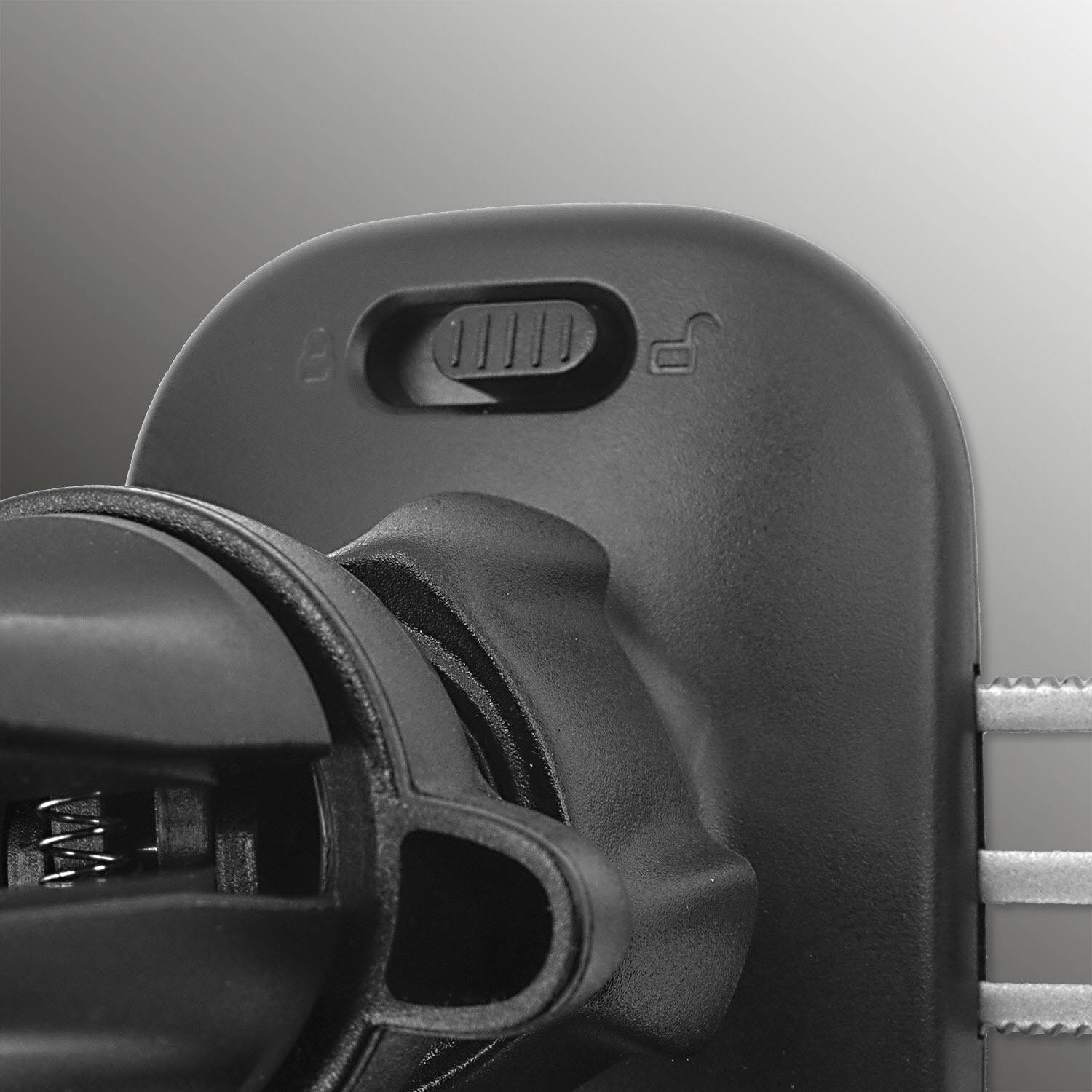 Close-up van een zwarte telefoonhouder. Hij toont verstelbare klemmen en een gegroefde stelschroef voor de breedte.