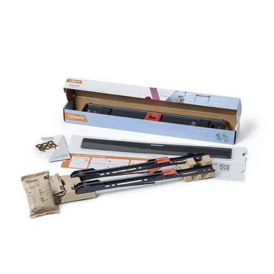 Een montageset voor flatscreens, bestaande uit twee zwarte metalen beugels, schroeven en een handleiding, op een witte achtergrond.