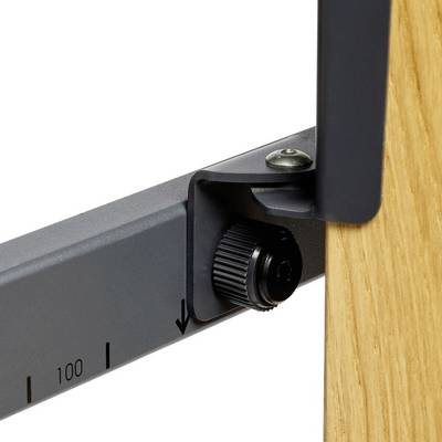 'Diepte-instelling van een gereedschap op 100 mm op een meetschaal. Een draaiknop voor nauwkeurige afstelling is zichtbaar.'
