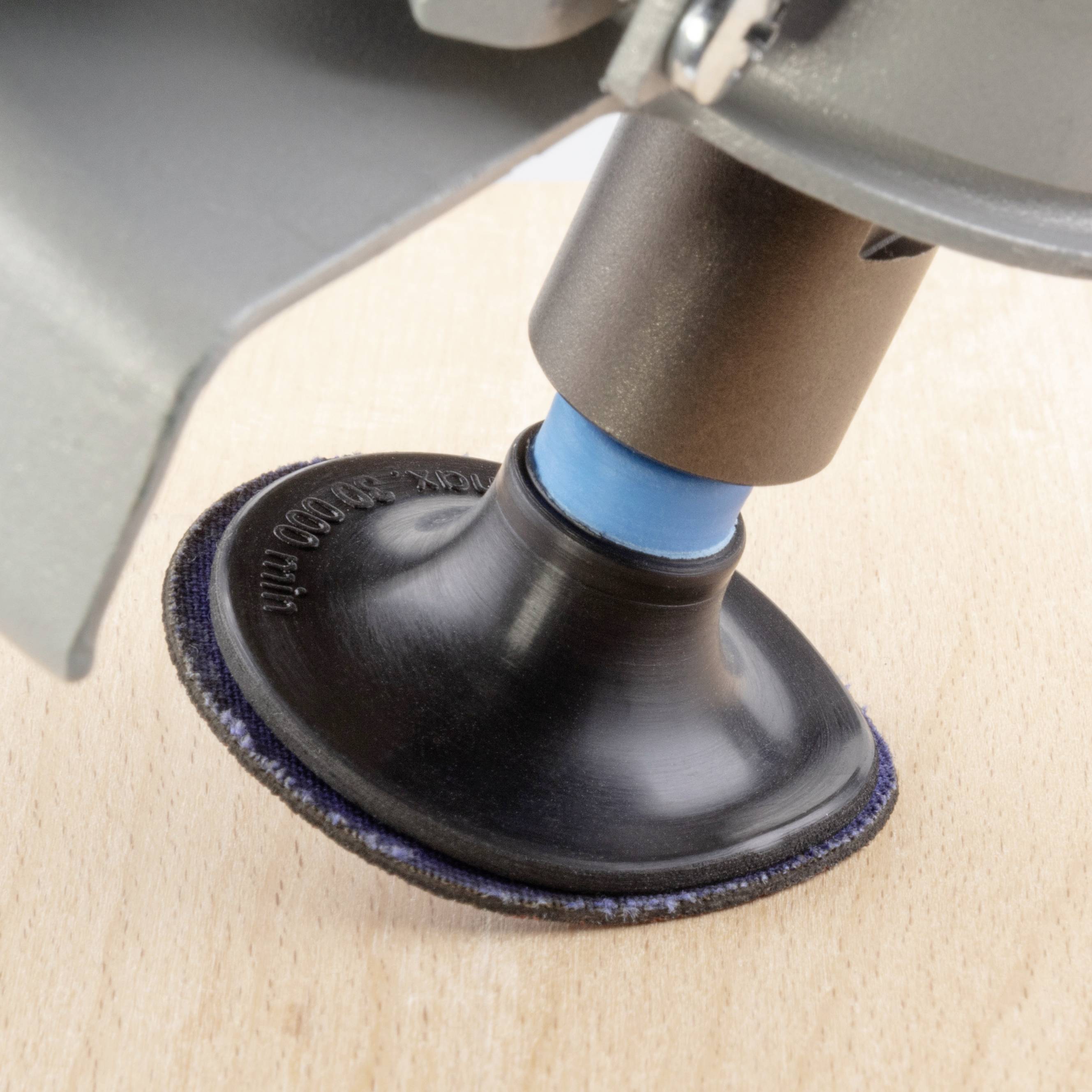 Close-upfoto van een schuurgereedschap dat is uitgerust met een schuurpad om een houten oppervlak te bewerken.