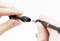 Een hand houdt een pen vast, terwijl de andere hand een punt verwisselt. Close-up, focus op de pen.