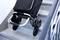 Kinderwagen met zwarte stoffen bekleding op een trap; toont techniek voor het naar beneden rijden met de buggy.