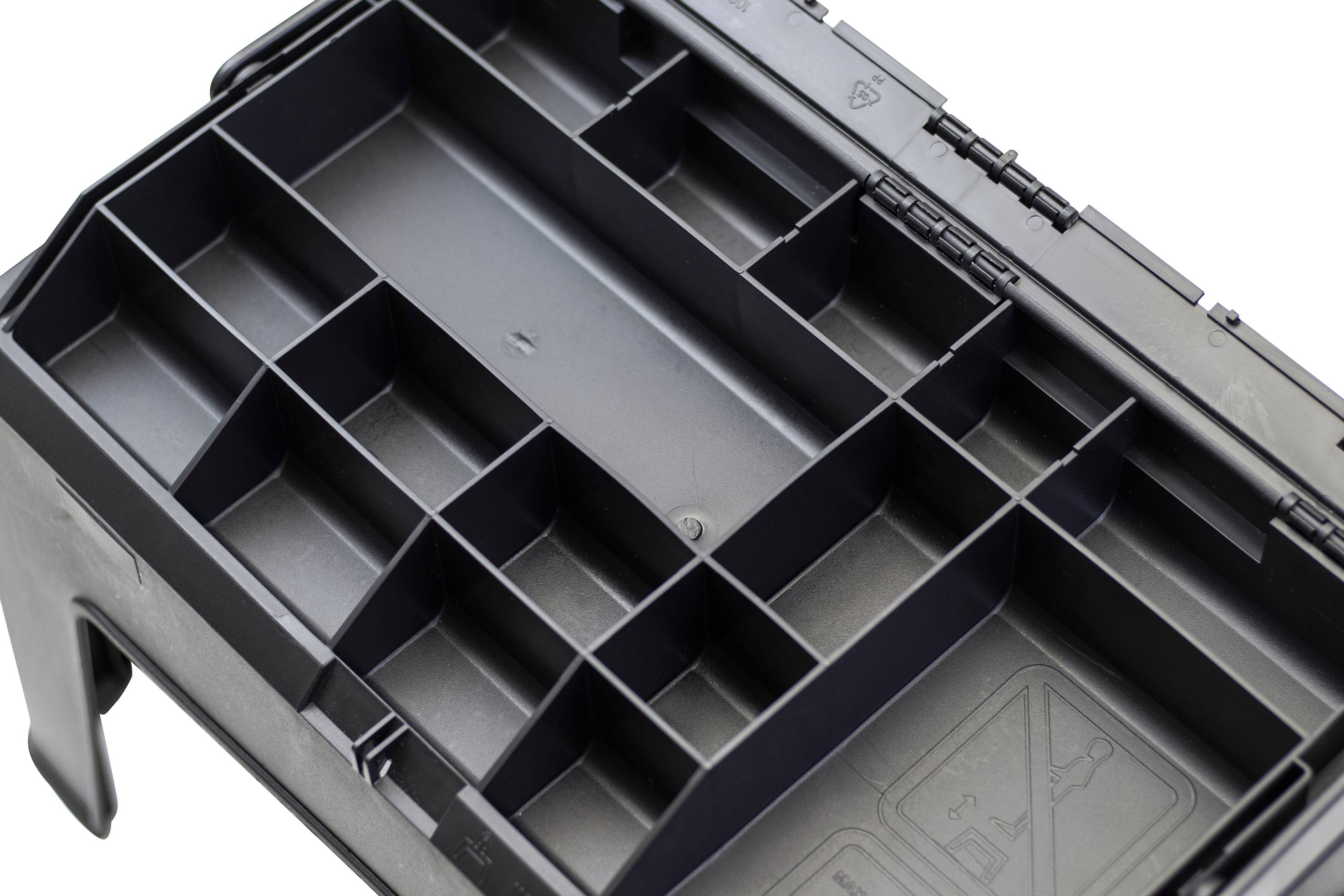 Een lege, zwarte kunststof organizer met meerdere vakken van verschillende grootten voor het opbergen van kleine onderdelen.