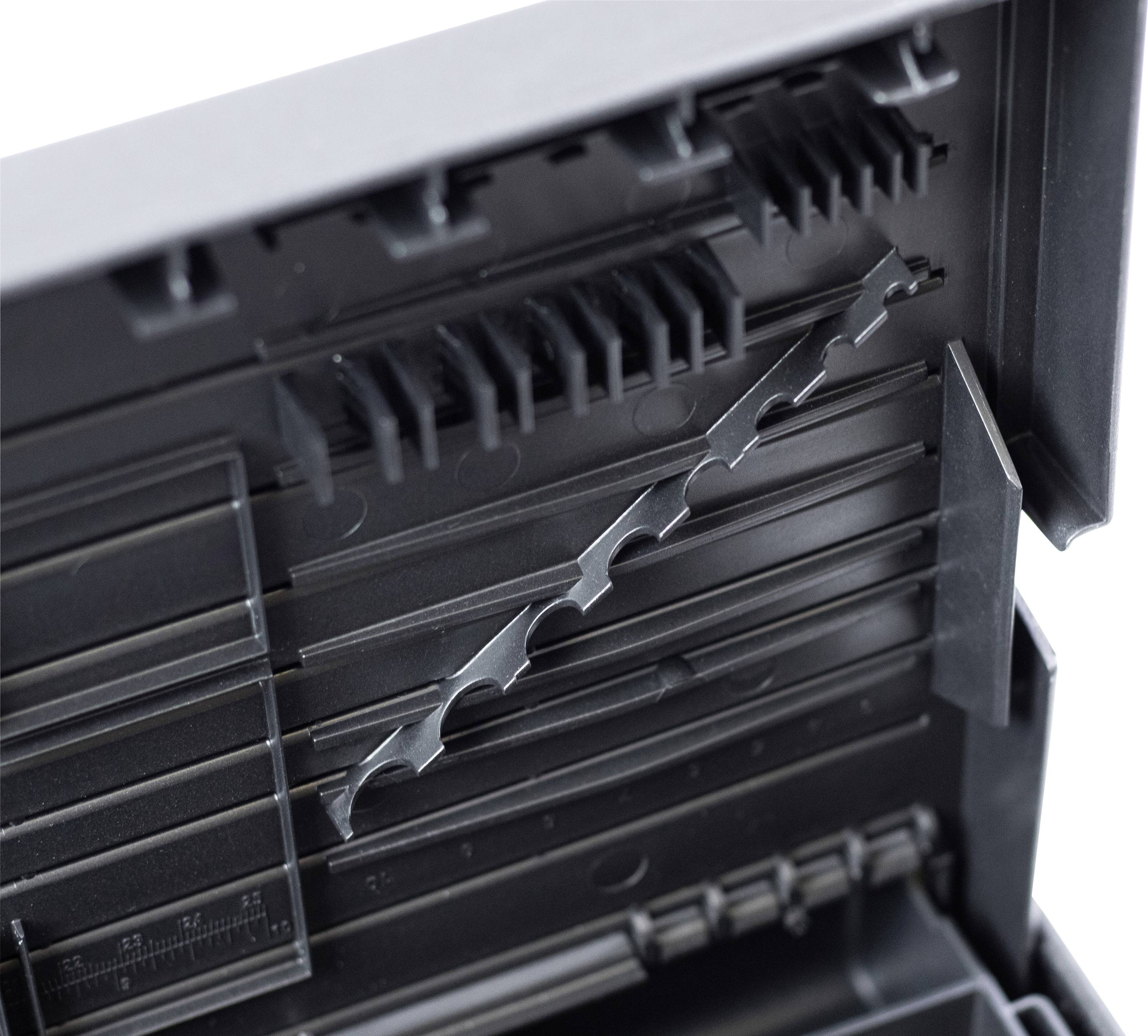 Een geopende, lege cassette met zwarte plastic lussen aan de binnenkant. Ideaal voor het opbergen van kleine voorwerpen of gereedschappen.