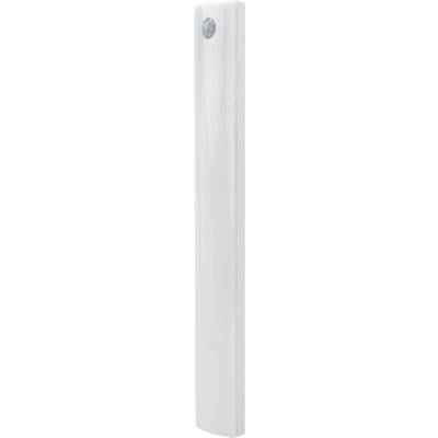 Een hoge, slanke, witte kaars met een rond pit bovenaan.