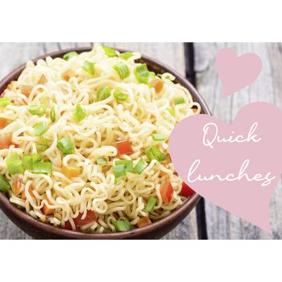 Kom met gekookte instantnoodles, gegarneerd met gesneden groenten. Rechts in het beeld de tekst 'Quick lunches' in een roze hart.