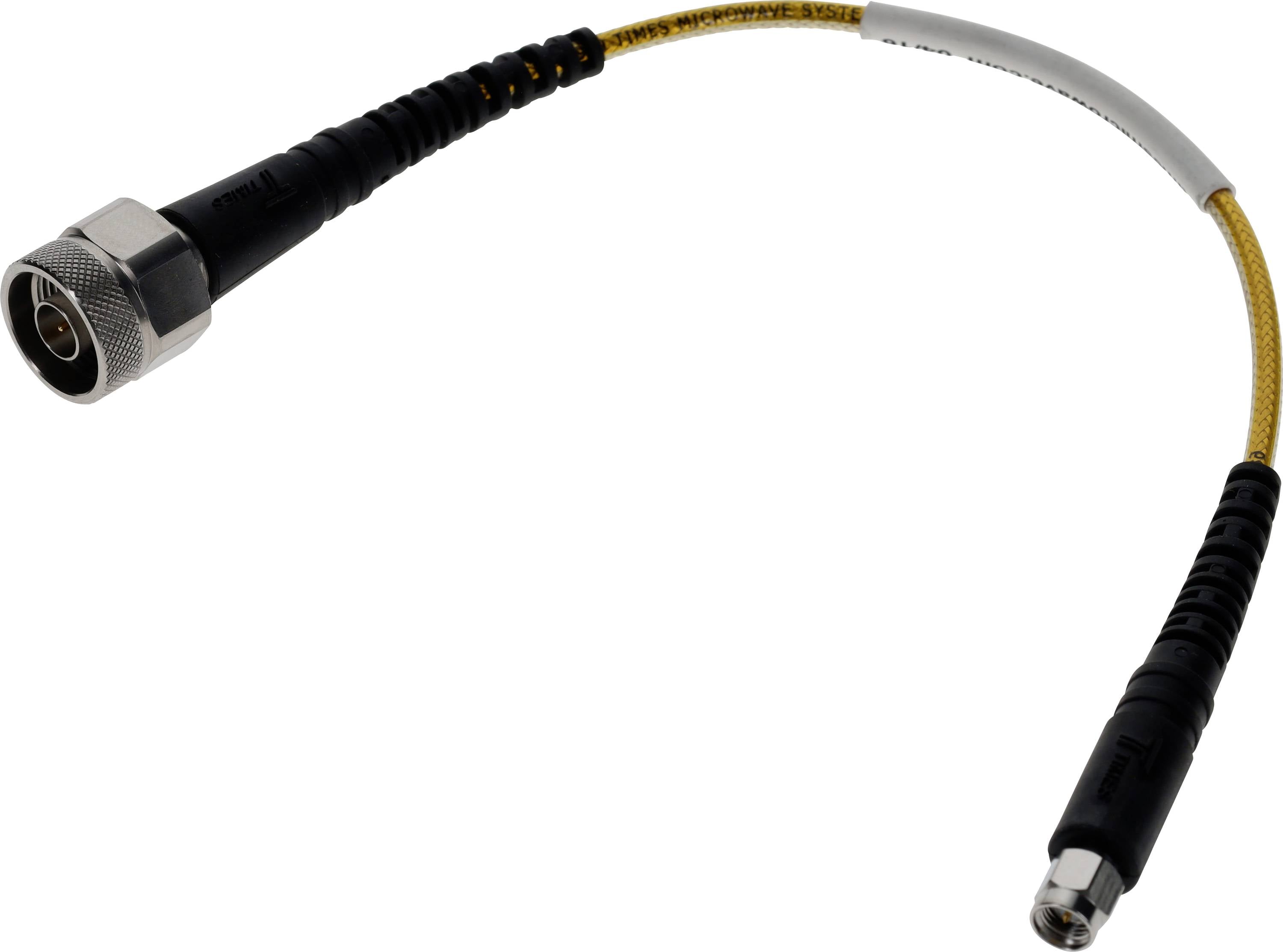 Een korte coaxiale kabel met aansluitingen aan beide uiteinden, één metalen en groter, de ander kleiner, gebruikt voor elektronische verbindingen.
