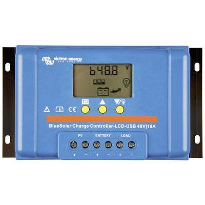 Zonnelader in het blauw van Victron Energy. LCD toont een spanning van 64,8 V. Symbolen voor zonnepaneel, accu en verbruiker zijn zichtbaar.