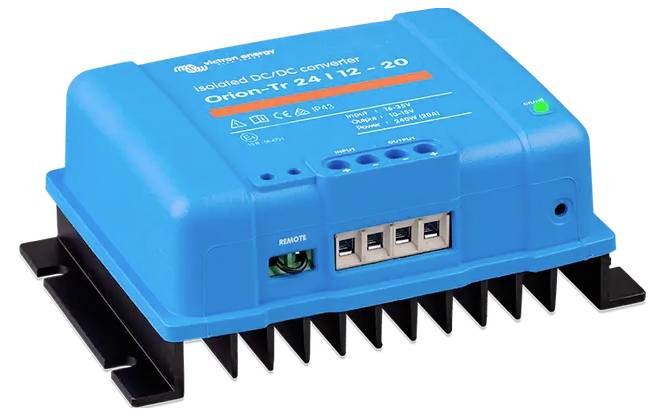 'Blauwe industriële DC/DC-converter met modellabel "Orion-Tr 24/12-20", met meerdere aansluitpoorten en koelribben.'
