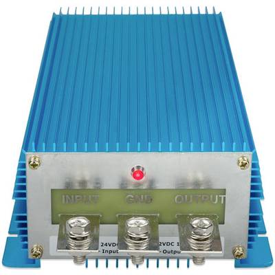 Blauw elektrisch apparaat met metalen aansluitingen en rode LED-indicator. Opschriften: 'INPUT', 'GND', 'OUTPUT'.