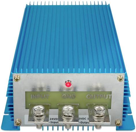 Een blauwe gelijkspanningsomvormer met een metalen behuizing en drie aansluitingen: 'INPUT', 'GND', 'OUTPUT'. Een rode LED brandt.