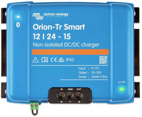 Een blauwe DC/DC-lader van Victron Energy, model 'Orion-Tr Smart 12/24-15', met ingangs- en uitgangsspecificaties afgedrukt.