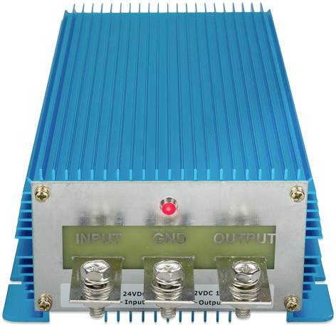 Blauwe spanningsomvormer met "INPUT", "GND" en "OUTPUT" aansluitingen, LED-indicator brandt rood. Apparaat voor stroomconversie.