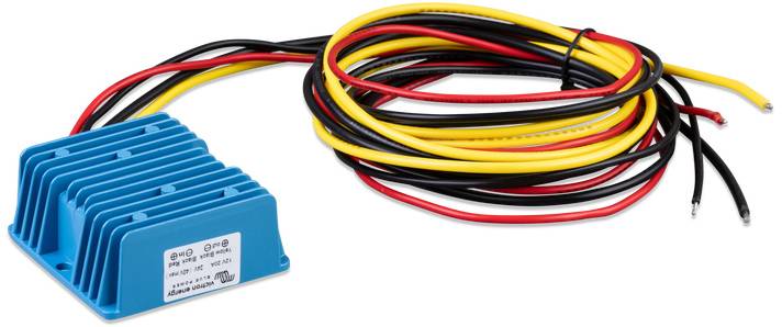Blauwe elektrische transformator met meerdere gekleurde kabels, geschikt voor elektronicaprojecten en energieomzetting.